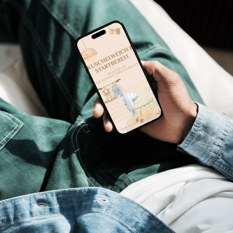 Mann hält Smartphone mit dem Deckblatt der Baby-Erstausstattungs-Checkliste auf dem Display in der Hand - Mütterpflege Veronika Hilger - WARTELISTE | BABY-ERSTAUSTATTUNGS-CHECKLISTE