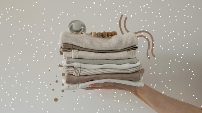 Arm mit gestapelter Babykleidung – liebevoll zusammengestellte Outfits, um dein Baby richtig anzuziehen bei jedem Wetter - Veronika Hilger