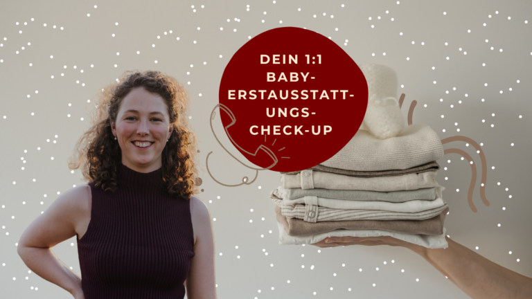 Baby-Erstausstattung: Hand mit gefalteter Babykleidung - Veronika Hilger