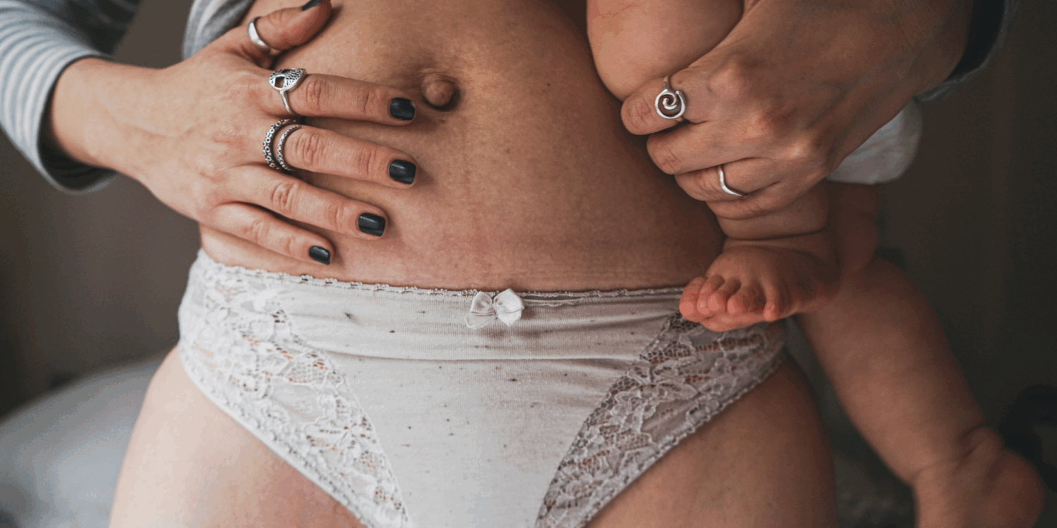 Bauch einer Mutter mit Baby auf dem Arm – echte Körperlichkeit, Nähe und gelebtes Elternsein - VERONIK HILGER MÜTTERPFLEGE