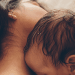Mama hält ihr Baby nachts liebevoll im Arm nach dem Wickeln – ruhiger Moment voller Nähe und Geborgenheit.