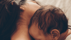 Mama hält ihr Baby nachts liebevoll im Arm nach dem Wickeln – ruhiger Moment voller Nähe und Geborgenheit.