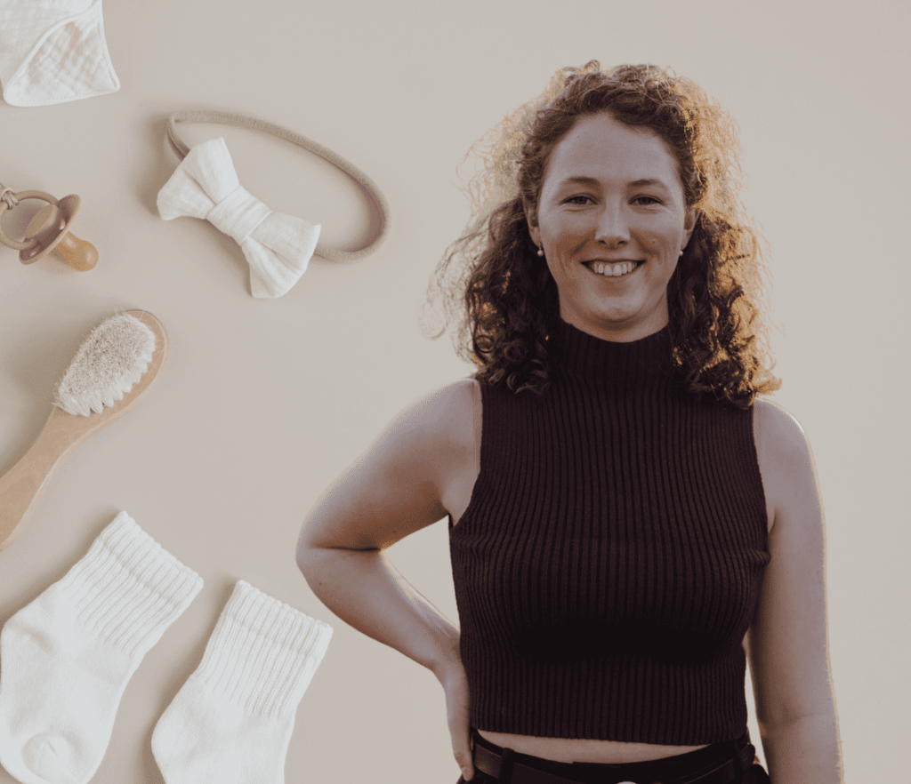 sanfter start Wochenbettbetreuung | Frau, Veronika Hilger lächelt freundlich neben liebevoll arrangierten Baby-Accessoires – Erstgespräch persönliche Betreuung für Wochenbettbegleitung und Vertrauen.