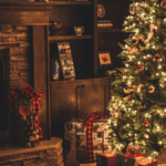 Weihnachtlich dekoriertes Wohnzimmer mit beleuchtetem Weihnachtsbaum und Geschenken – stimmungsvolle Szene als Symbol für entspannten Besuch im Wochenbett ohne Stress