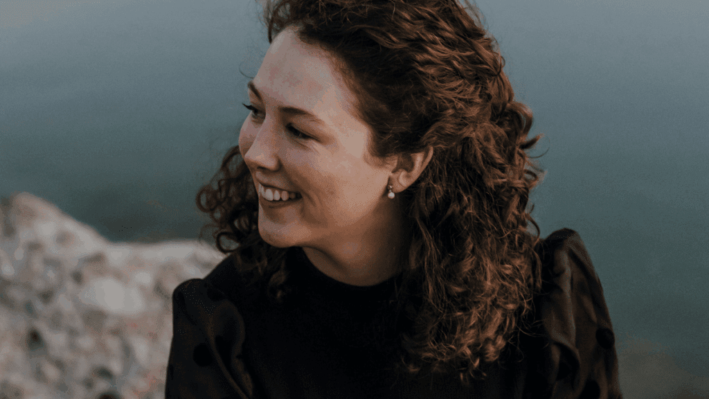 Mütterpflegerin Veronika Hilger begleitet eine Mutter liebevoll nach der Geburt – empathische Unterstützung und ganzheitliche Begleitung im Wochenbett.