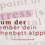 Nahaufnahme des Wortes Stress in einem Wörterbuch, pink markiert – Symbolbild für mentalen Druck rund um Weihnachten mit Neugeborenen